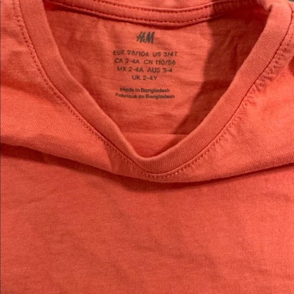 H&M Coral Tee with Ruffle short sleeve. - Picture 2 of 4